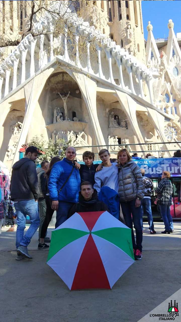 Tour a piedi della Sagrada Famiglia e Gaudì a Barcellona, l'ombrello italiano